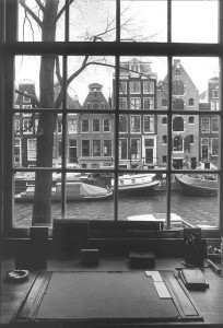 Zicht op het vanuit een venster van Prinsengracht 686 (foto: Maarten Brinkgreve)