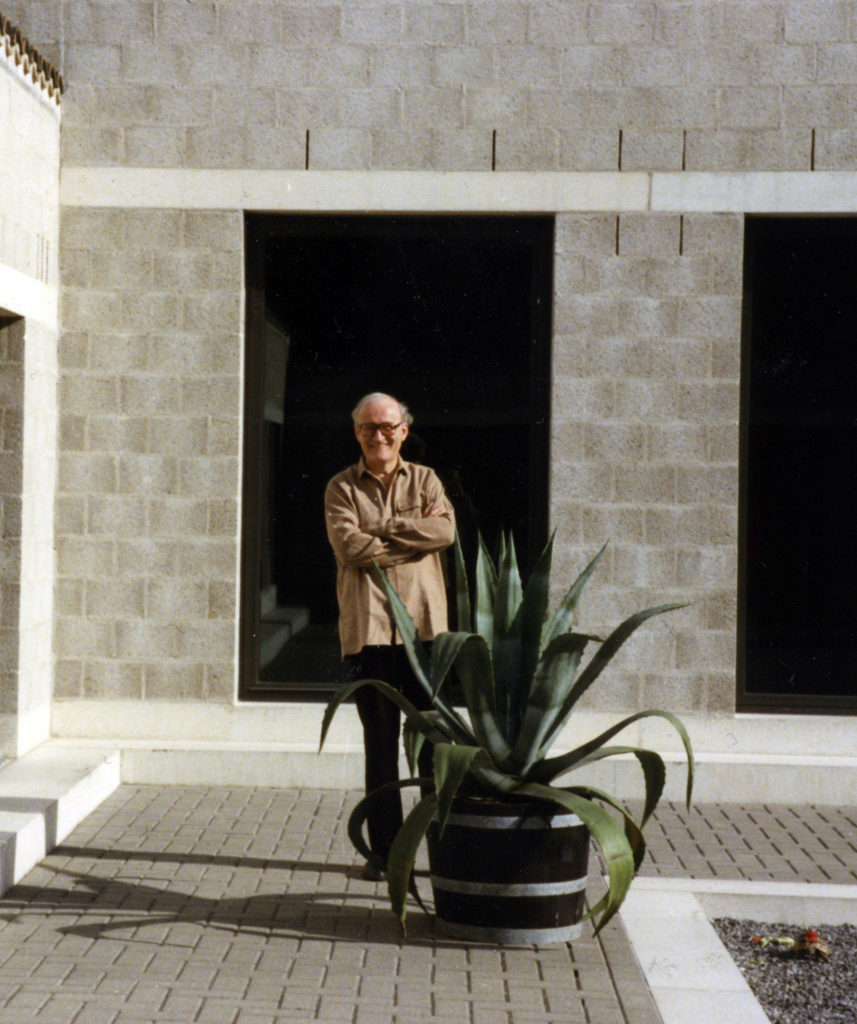 afb. 5 Jos Naalden op de binnenplaats van zijn woonhuis in Best (foto: collectie Jos Naalden)