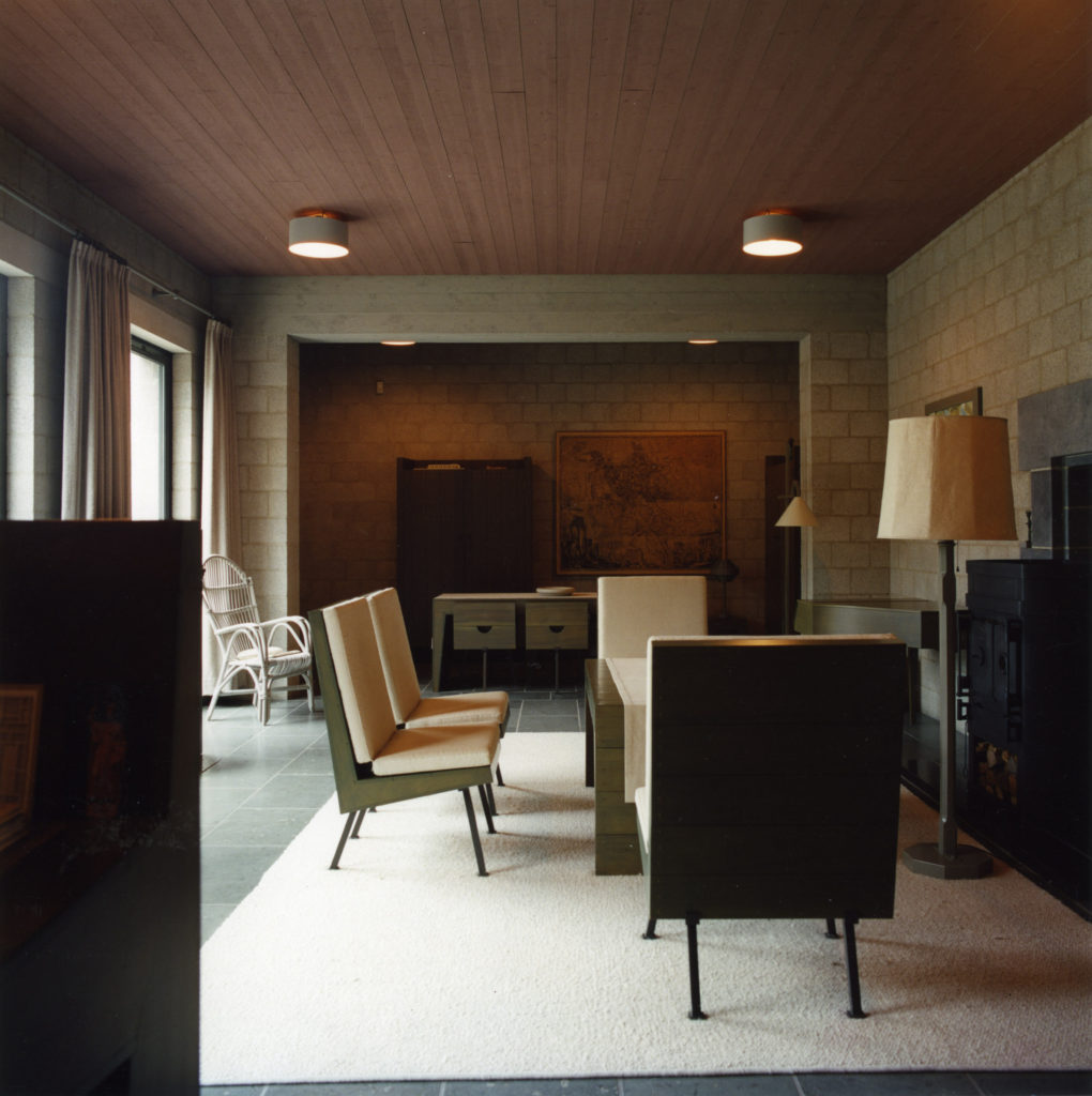 ￼afb. 13 De ‘zaal’ of woonkamer met meubels naar ontwerp van Dom Van der Laan en rechts de schouw, situatie 1985 (foto: Rob van Wendel de Joode)