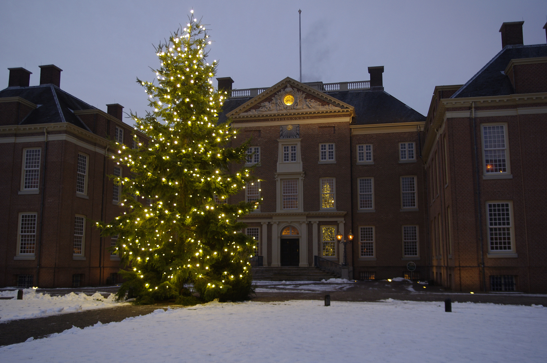 De kerstboom voor Paleis Het Loo, december 2010.